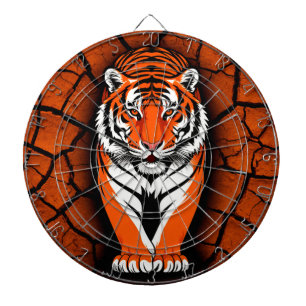Kühner Tiger auf gesprungener Erde im Hintergrund Dartscheibe