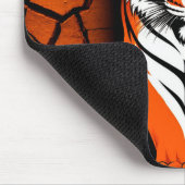 Kühner Tiger auf gesprungener Erde im Hintergrund Mousepad (Ecke)