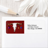 Kuhschädel mit Weihnachtsschmuck auf Rotem Stall (Insitu)