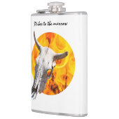 Kuhschädel und Feuer Flachmann (Links)