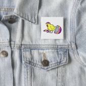 Küken, das lila gelbes Ei ausbrütet Button (Beispiel)