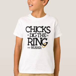 Küken, die das Shirt des Ringers graben