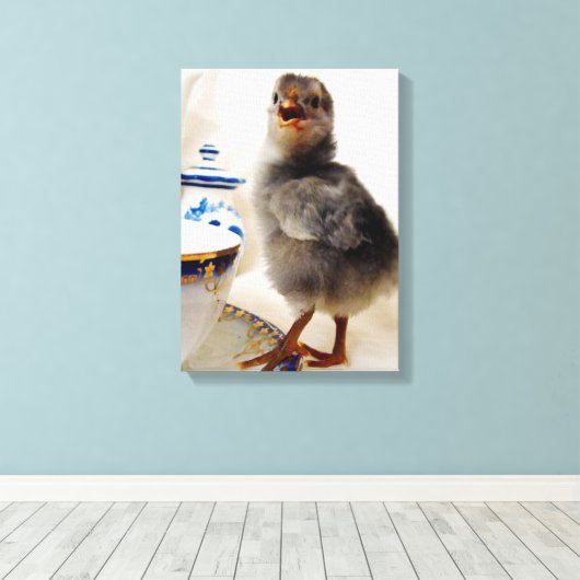 Küken mit Teacup Leinwanddruck (Insitu (Holzboden))