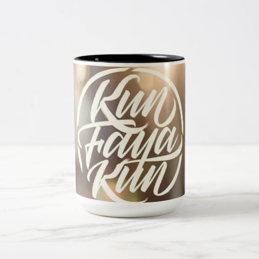Kun Faya Kun | Modern Arabic Calligraphy Ceramic Zweifarbige Tasse (Mittel)