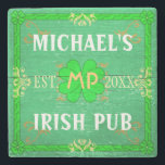 Kundengerechtes Zuhause-Baririsches Pub-Grün Steinuntersetzer<br><div class="desc">Stellen Sie Ihren eigenen kundenspezifischen irischen Pub-Zuhause-Bar-Stein-Untersetzer unter Verwendung dieser Schablone her. Der Untersetzerentwurf wird gemacht, um wie altes grünes hölzernes Korn mit viel des Vintagen Schnörkels in den Schatten von Grünem, von weißem auszusehen, Orange und Gold. Es gibt auch fünf Kleeblätter/Klee im Entwurf. Der Untersetzer kann mit Ihrem eigenen...</div>