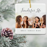 Kundenspezifische Foto-Freunde für Lebensfreude Keramikornament<br><div class="desc">Ein Geschenk für Ihre besten Freunde zu Geburtstagen,  Weihnachten oder einem besonderen Ereignis. Schwarzer Text: Friends for Life,  geschrieben mit einem trendigen handgeschriebenen Stil Skript. Personalisieren und verwenden Sie Ihr eigenes Foto und Ihre eigenen Namen. Ein schick weißer Hintergrund.</div>