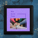 Kundenspezifische Geschenke für Freunde, die weg v Erinnerungskiste<br><div class="desc">Verbringen Sie mit unseren Custom Gifts for Friends Moving Away Violet Geschenkboxen, eine personalisierte Hommage an Freunde, die neue Abenteuer erleben möchten. Die ruhige violette Farbe bedeutet Veränderung und Wachstum und verkörpert die kommende Reise. Passen Sie die Box mit Ihrer persönlichen Touch an, ob es sich nun um eine herzliche...</div>