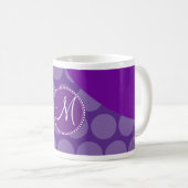 Kundenspezifische Monogramm-Initialen-lila Kaffeetasse (VorderseiteRechts)