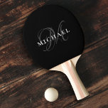 Kundenspezifische Monogramm Name Modern Sports Coo Tischtennis Schläger<br><div class="desc">Pingpongpaddel in Monogramm mit dem Namen in Weiß,  Erstgrau auf minimalistisch schwarzem Hintergrund. Großartiges Geschenk für Papa am Tag des Vaters!</div>