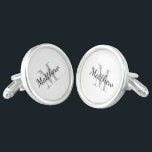 Kundenspezifische Monogrammmanschettenknöpfe für Manschettenknöpfe<br><div class="desc">Kundenspezifische Monogrammmanschettenknöpfe für Bräutigam u. Trauzeugen. Eleganter Zusatz für nobles formales Hochzeits-Party. Fügen Sie Ihren eigenen Namen des Trauzeugen, des Trauzeugen, des Freunds, des Ringträgers, des Vaters der Braut, Gäste etc. der Chicskripttypographieschablone hinzu. Auch nett als luxuriöse Geburtstagsgeschenkidee für ihn. Ändern Sie Quantität, um den billigen Massenhändlerpreis zu erhalten. Schwarzweiss-Farben....</div>