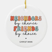 Kundenspezifische Retro-Nachbarn durch Zufall Freu Keramik Ornament (Hinten)