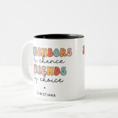 Kundenspezifische Retro-Nachbarn durch Zufall Freu Zweifarbige Tasse (Vorderseite Links)