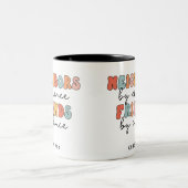 Kundenspezifische Retro-Nachbarn durch Zufall Freu Zweifarbige Tasse (Mittel)