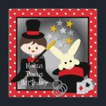 Kundenspezifischer brünetter einladung<br><div class="desc">Hokuspokus! Wenn Ihr Kind ein magisches themed Geburtstags-Party hat,  haben wir die Einladungen! Ein weißes Kaninchen in einem Hut,  in einem kleinen brünetten behaarten Jungenmagier,  im magischen Wand,  in den Sternen und in den Bereichen,  die Sie mit Ihren Partysonderkommandos besonders anfertigen können!</div>