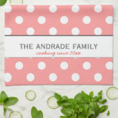 Kundenspezifischer Familienname auf rosa Geschirrtuch (Gefaltet)