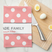 Kundenspezifischer Familienname auf rosa Geschirrtuch (Viertel Falte)