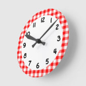 Kundenspezifischer heller roter Gingham Runde Wanduhr (Winkel)