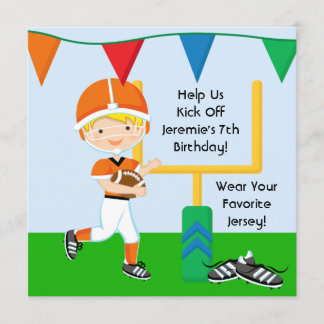 Kundenspezifischer Junge in der orange Einladung