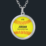 Kundenspezifischer Softball mit Spieler-Namen, Versilberte Kette<br><div class="desc">Diese niedliche Halskette kennzeichnet einen gelben Softball mit dem Namen Ihres Spielers,  Zahl und Teamnamen.  Ein perfektes Andenkengeschenk für Ihren Lieblingsspieler!  Karo heraus unsere anderen themed Geschenke des Softball durch das Klicken auf dem Colorfulgalshop Logo unten.</div>