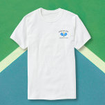 Kundenspezifischer T - Shirt für Pickleball Paddle<br><div class="desc">Sportliches Pickleball-Shirt mit 2 blauen Pickleball-Paddeln und einer Kugel und 2 Textzeilen. Ideal für einen Pickleball Club T - Shirt,  Pickleball Partner/Teammitglieder - ideal für Turniere oder Rec-Spiele.</div>