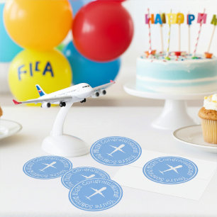 Kundenspezifisches Flugzeug auf blauen Glückwünsch Runder Aufkleber