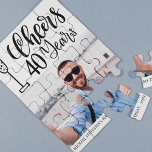 Kundenspezifisches Foto jubelt zu 40 Jahren Geburt Puzzle<br><div class="desc">Moderne trendige,  einfache Schwarz-Weiß-Beifall zu 40 Jahren Drehbuch Meilenstein / jedes Alter Männer Geburtstag Keepake Geschenkpuzzle mit gebürsteter handgeschriebener Typografie.           Einfach mit Ihrem Foto,  Alter,  Name und Datum personalisieren!</div>