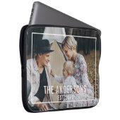 Kundenspezifisches Foto mit Familienname und fests Laptopschutzhülle (Vorne Rechts)