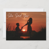 Kundenspezifisches Foto Sie sagte ja Elegante Typo Einladung (Vorderseite)