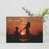 Kundenspezifisches Foto Sie sagte ja Elegante Typo Einladung (Stehend Vorderseite)