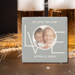 Kundenspezifisches Foto Wir Liebe Sie Vater Vatert Steinuntersetzer<br><div class="desc">Diese We Liebe You Vater Foto Stone Untersetzer ist mit dem Wort LIEBE in der weißen Typografie auf einem stilvollen grauen Hintergrund dekoriert. Einfach mit Ihrem Foto und Namen anpassbar. Macht ein großartiges Vatertagsgeschenk.</div>