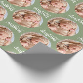 Kundenspezifisches grünes Weihnachts-Foto-Umschlag Geschenkpapier (Ecke)