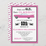 Kundenspezifisches Jahr ist sie nicht alter aber Einladung<br><div class="desc">Diese Spaßgeburtstags-Party Einladung für ihre Eigenschaften ein klassisches retro Vintages rosa Auto!  Einfach,  mit ihrem Jahr,  Namen und Partyinformationen besonders anzufertigen.  Feiern Sie ihr klassischer Selbst mit dieser klassischen Einladung!</div>