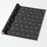 Kundenspezifisches schwarze/weiße geschenkpapier<br><div class="desc">Geben Sie ein Geschenk in der Art mit diesem kundengerechten Blumengeschenk-Packpapier. Dieses Ausrüstungsbeschreibungen ein reizender weißer Magnolien-Blumendruck auf einem schwarzen Hintergrund. Sie können die Blumenfarbe redigieren, wenn Sie wünschen. Schlagen Sie einfach den besonders anfertigen Knopf, um Ihre gewünschte Magnolienfarbe zu wählen. Dieser Entwurf auch verfügbar auf zusammenpassenden Geschenktaschen, Seidenpapier und...</div>