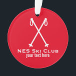 Kundenspezifisches Skifahren-nordisches alpines Ornament<br><div class="desc">Ein perfekter Entwurf für Ihren Nordic oder alpines Skiteam - criss kreuzten Skipfosten mit Raum für 2 Linien kundenspezifischen Text. Addieren Sie Ihren Skiteamnamen und/oder den Namen des Skifahrers, um einen einzigartigen Winterskientwurf zu schaffen. Groß für Cross Country oder abschüssige Skifahrer - Ende des Jahreszeitteams oder des Geschenks des Trainers....</div>