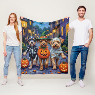 Kundetaler Hunde beim Trick-or-Treat in Halloween- Fleecedecke