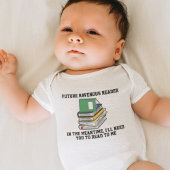 Künftige Bücherstapel für ältere Leser Baby Strampler