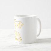KÜNFTIGE FRAU. Gold Modern Script Name Personalisi Kaffeetasse (VorderseiteRechts)