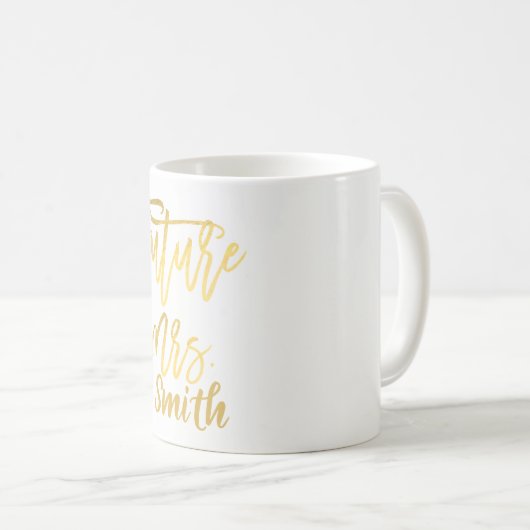 KÜNFTIGE FRAU. Gold Modern Script Name Personalisi Kaffeetasse (VorderseiteRechts)