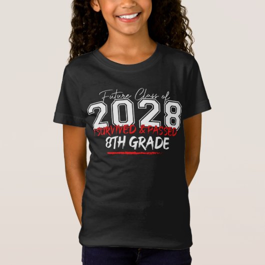 Künftige Klasse 2028 überlebte und ging 8. Klasse T-Shirt (Vorderseite)