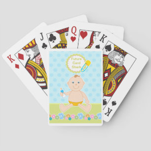 Künftiger Kartenhai spielt Karten. Spielkarten