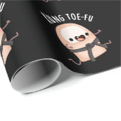 Kung Toe-fu Funny Big Toe Pun Dark BG Geschenkpapier (Rolleneckpunkt)