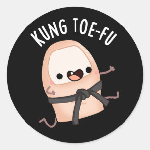 Kung Toe-fu Funny Big Toe Pun Dark BG Runder Aufkleber