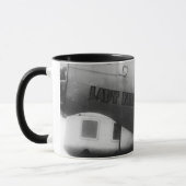Kunst-Dame Freda der Nasen-B17 Tasse (Links)