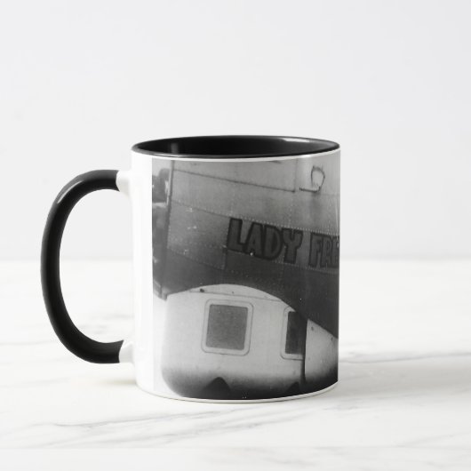Kunst-Dame Freda der Nasen-B17 Tasse (Links)