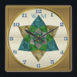 Kunst-Deko-Pfau-Federinspiriertes Quadratische Wanduhr<br><div class="desc">Der elegante ursprüngliche Entwurf auf dieser Wanduhr kennzeichnet einen großen zentrierten Stern Blume geformten Mandala, der sie ist Inspiration vom Kunst-Deko und von in hohem Grade stylized Pfau-Federn nimmt, erhöht durch die Techniken, die einen metallischen Blick des Imitats in den Schatten der Bronze, des Türkises, des Smaragdgrüns u. des Zinns...</div>