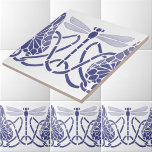 Kunsthandwerk Blaue und weiße Drachenfliegen Friez Fliese<br><div class="desc">Dieses digital verbesserte Blau-Weiß-Bild stammt aus einem antiken 1906 handbemalten Schablonendrachenfliege und Lilienradelrahmen von Williamina Parrish,  einem Mitglied von The Potters. The Potters war eine informelle Gruppe amerikanischer Künstlerinnen in St. Louis,  Missouri. Sie können die Hintergrundfarbe an Ihre Dekoration anpassen.</div>