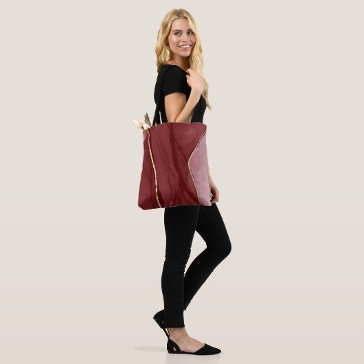 Kunstkunst, dunkelroter Marsala abstrakter Hinterg Tasche (Am Model)