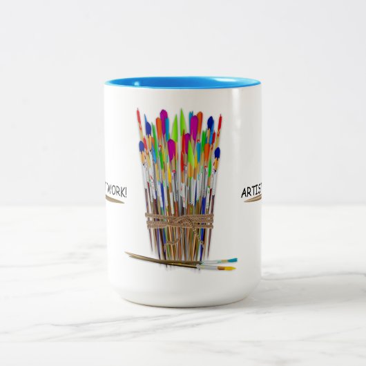 Künstler bei der Arbeitsgruppe Pinselpinsel mit Fa Zweifarbige Tasse (Mittel)