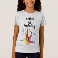 Künstler in Ausbildung, mit gespritztem T-Shirt