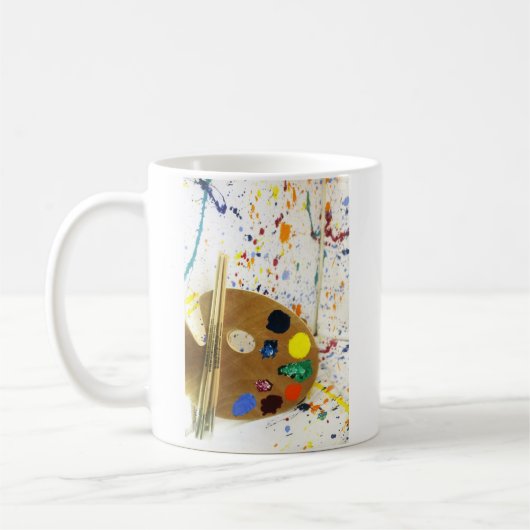 Künstler malen Spritzer und Farbpalette Kaffeetasse (Links)